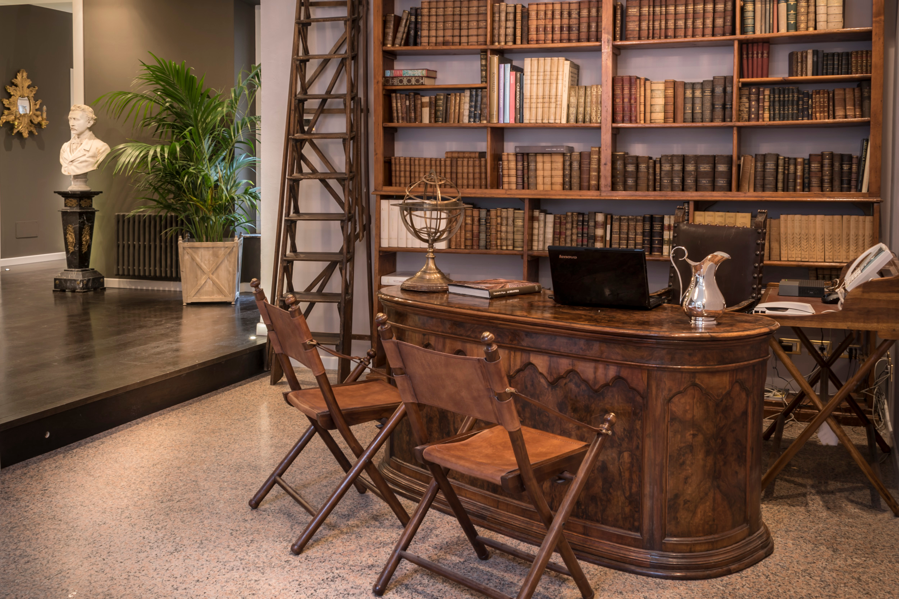 https://www.in-lombardia.it/sites/default/files/accomodation/gallery/101742/41862/arnaboldi_palace_reception_desk.jpg