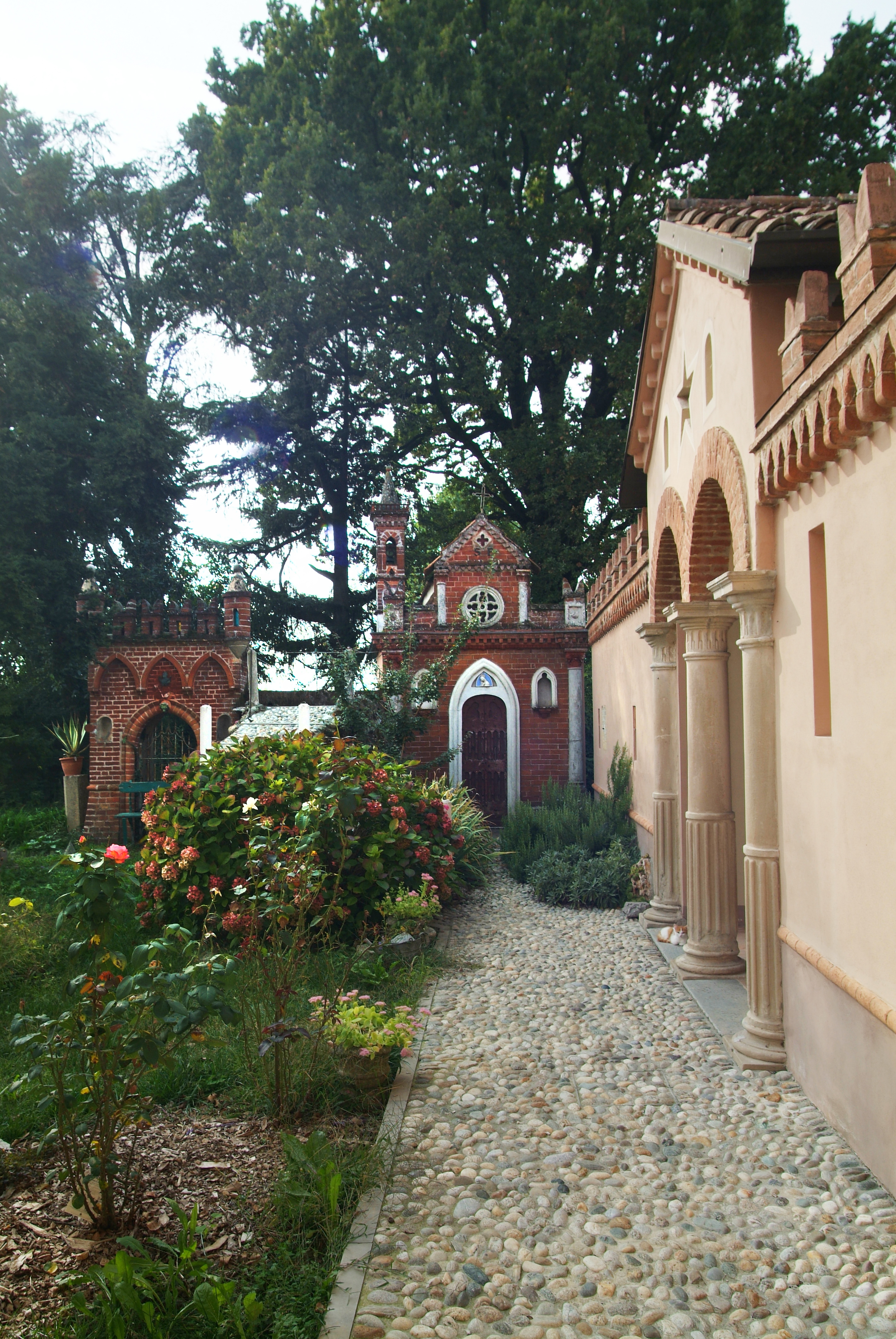 https://www.in-lombardia.it/sites/default/files/accomodation/gallery/102359/28974/chiesetta_e_giardino.jpg