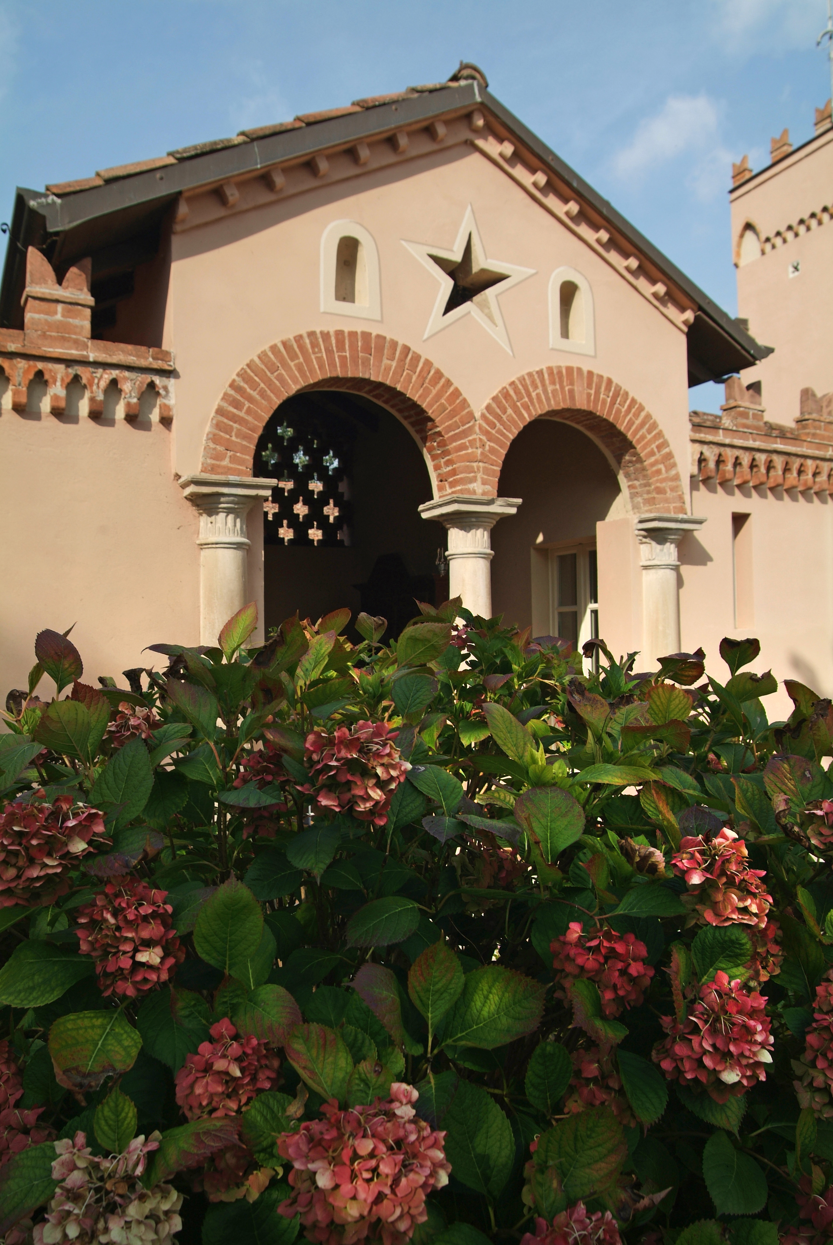 https://www.in-lombardia.it/sites/default/files/accomodation/gallery/102359/28983/ortensie_e_portichetto.jpg