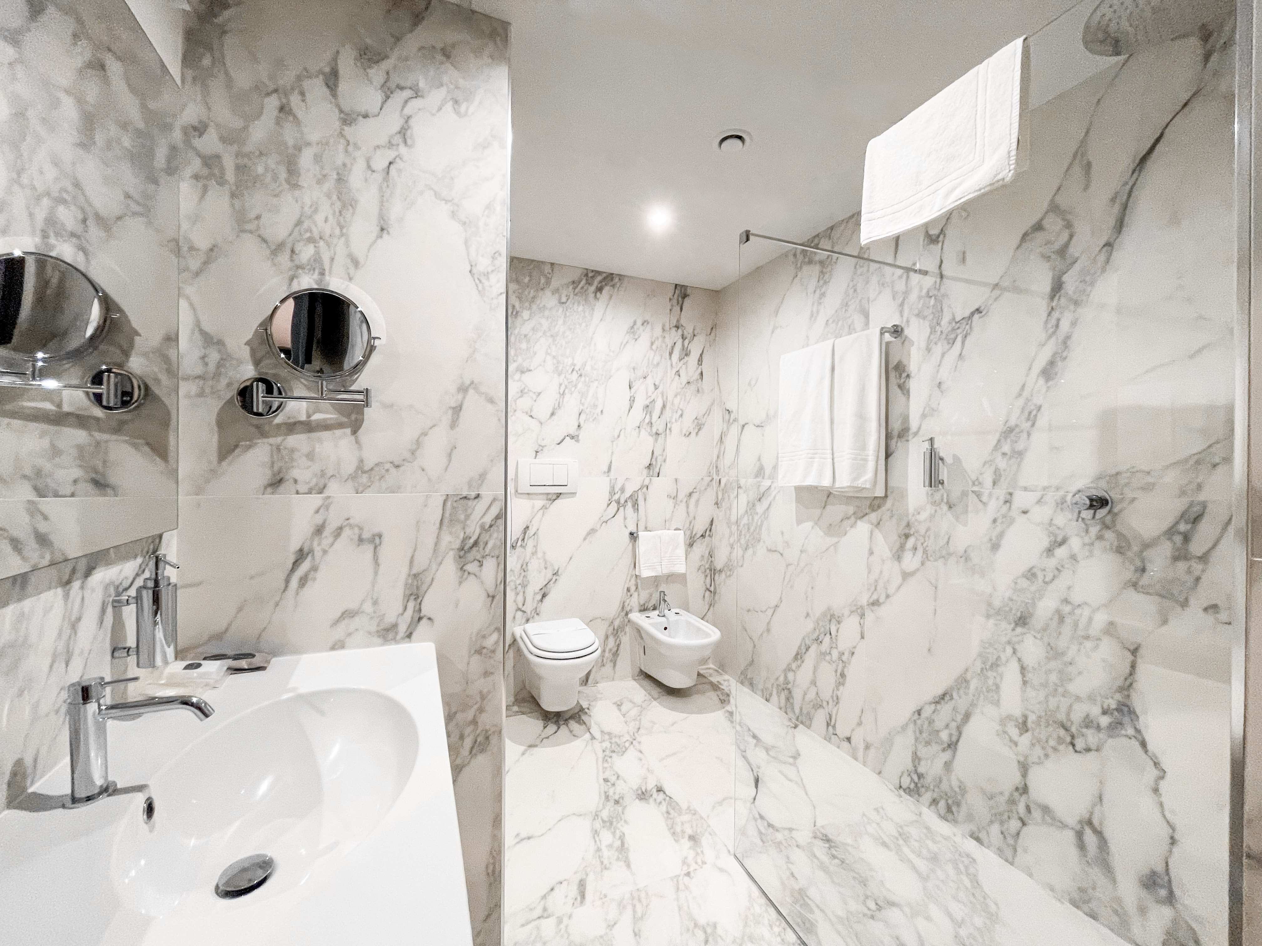 https://www.in-lombardia.it/sites/default/files/accomodation/gallery/103995/129041/impero_-_quarto_piano-3.jpg
