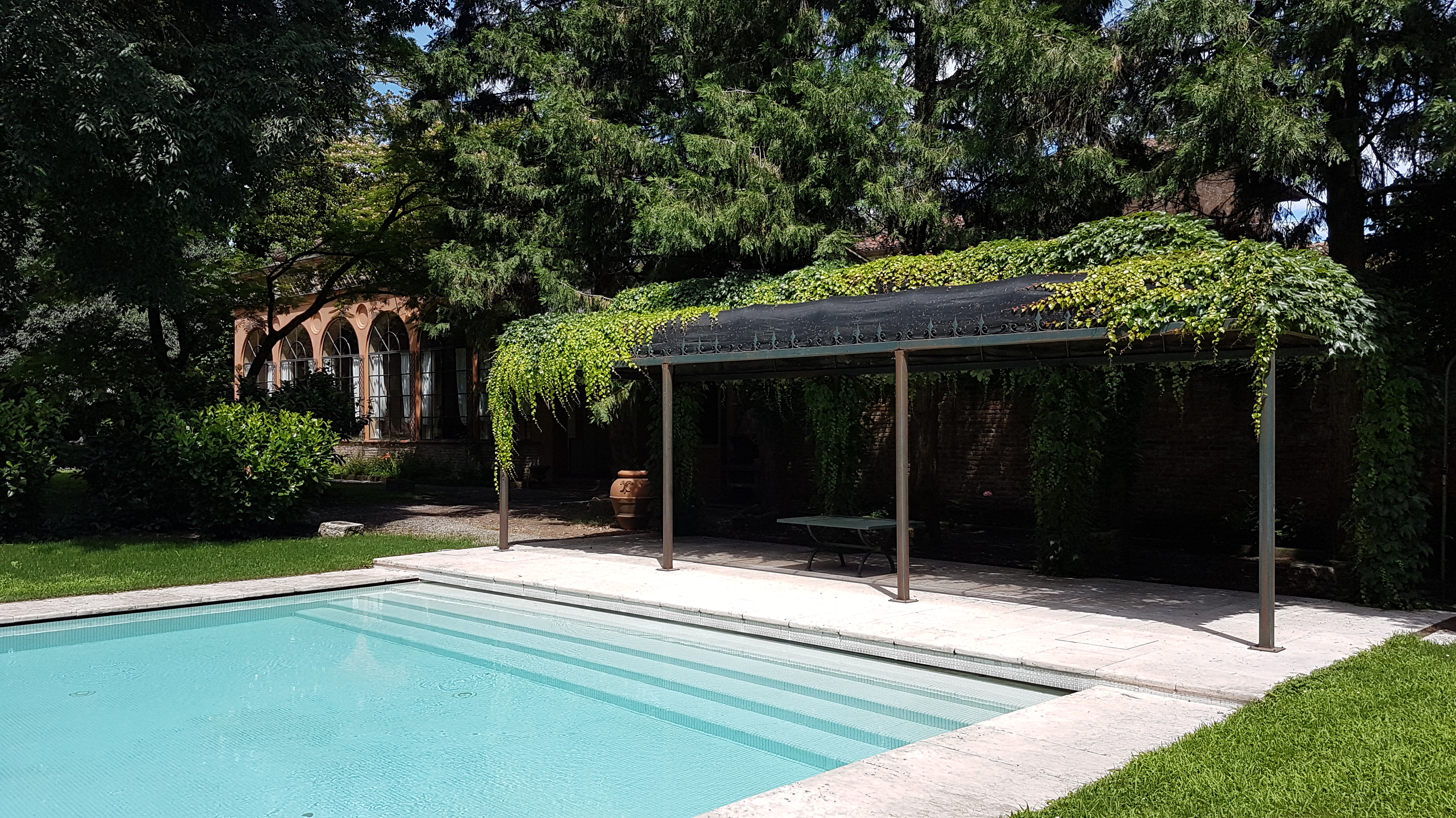 https://www.in-lombardia.it/sites/default/files/accomodation/gallery/105050/32933/piscina_e_gazebo.jpg