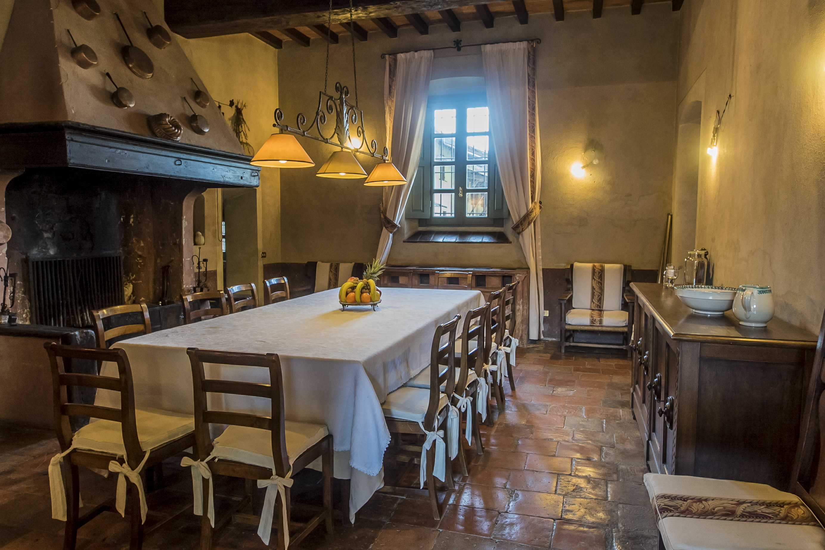 https://www.in-lombardia.it/sites/default/files/accomodation/gallery/105050/32936/sala_da_pranzo_1.jpg
