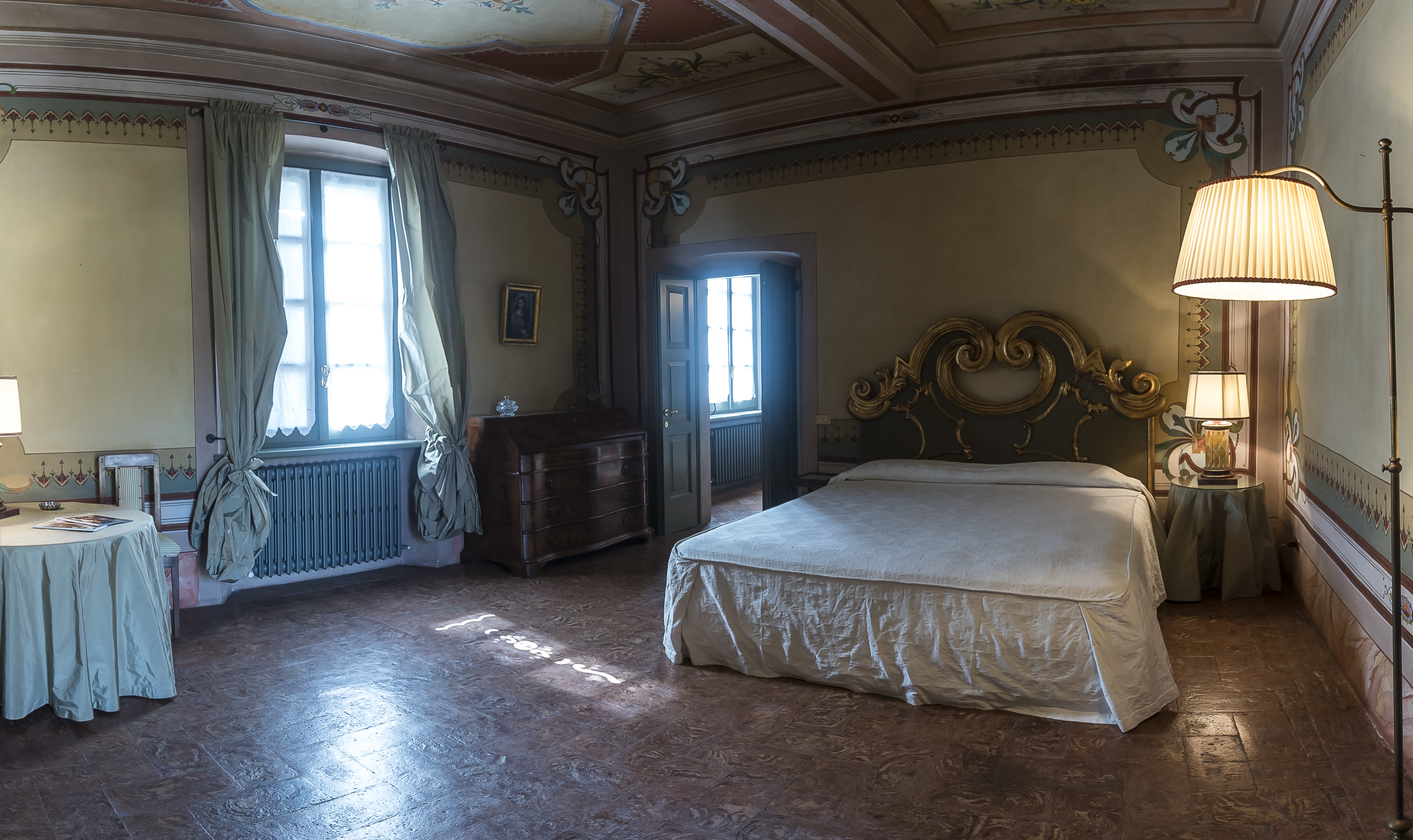 https://www.in-lombardia.it/sites/default/files/accomodation/gallery/105050/32938/smeraldo_2_camera_matrimoniale_suite.jpg