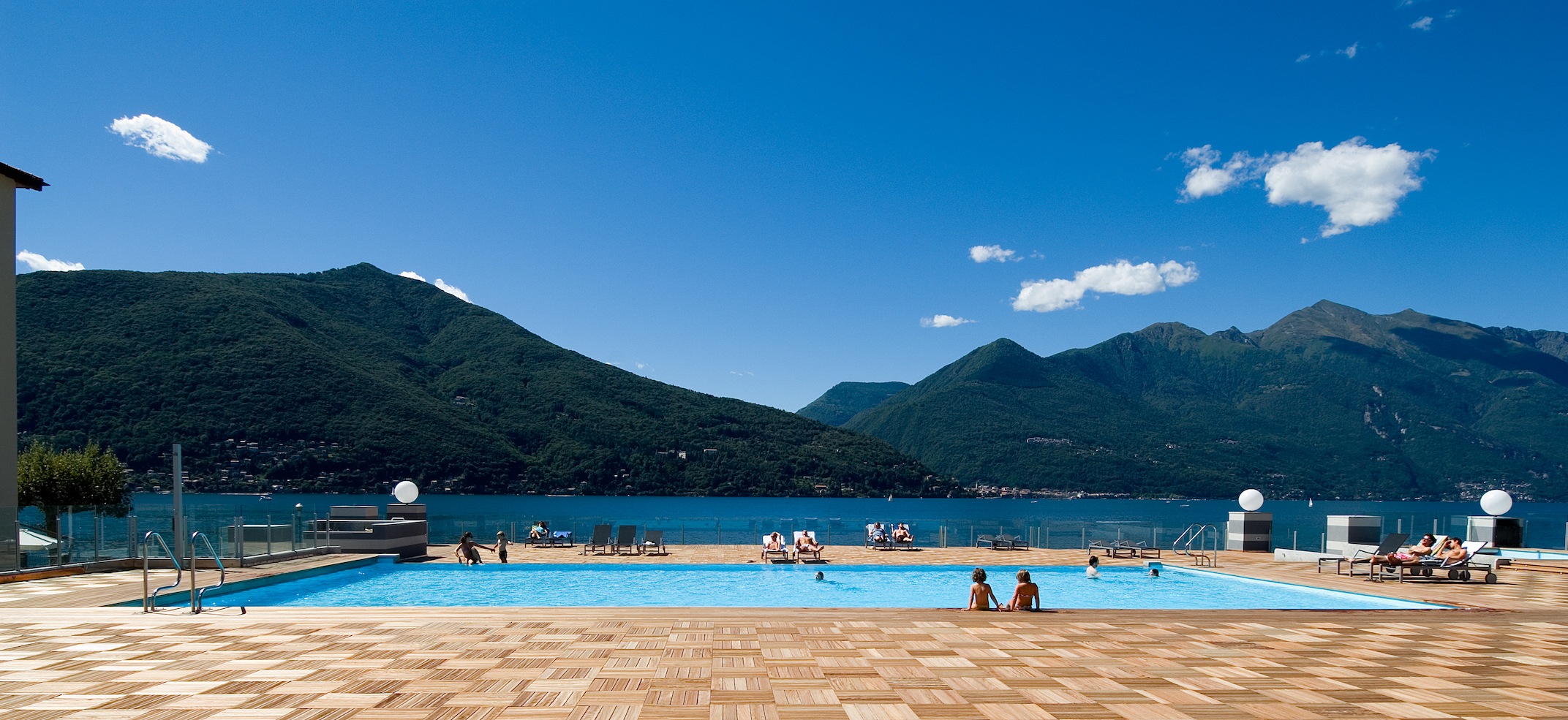 https://www.in-lombardia.it/sites/default/files/accomodation/gallery/105448/32284/swimming_pool_area.jpg