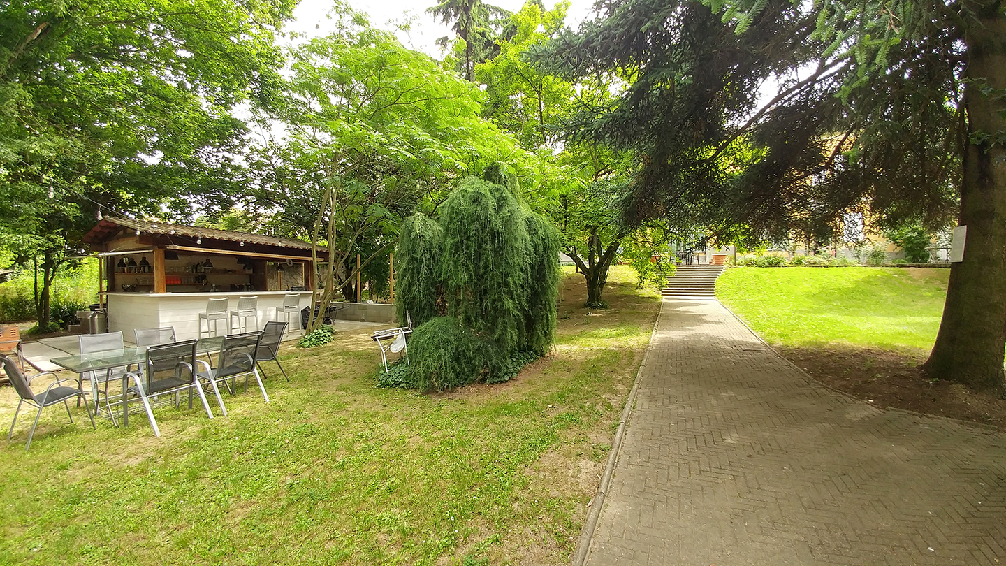 https://www.in-lombardia.it/sites/default/files/accomodation/gallery/107643/124367/bresbot_bb_pavia_parco_piscina_inl2.jpg
