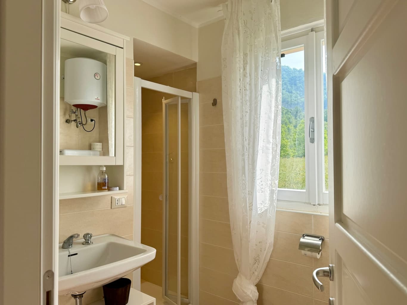 https://www.in-lombardia.it/sites/default/files/accomodation/gallery/194105/96263/oltrella-zafferano-bagno-img_1809.jpg