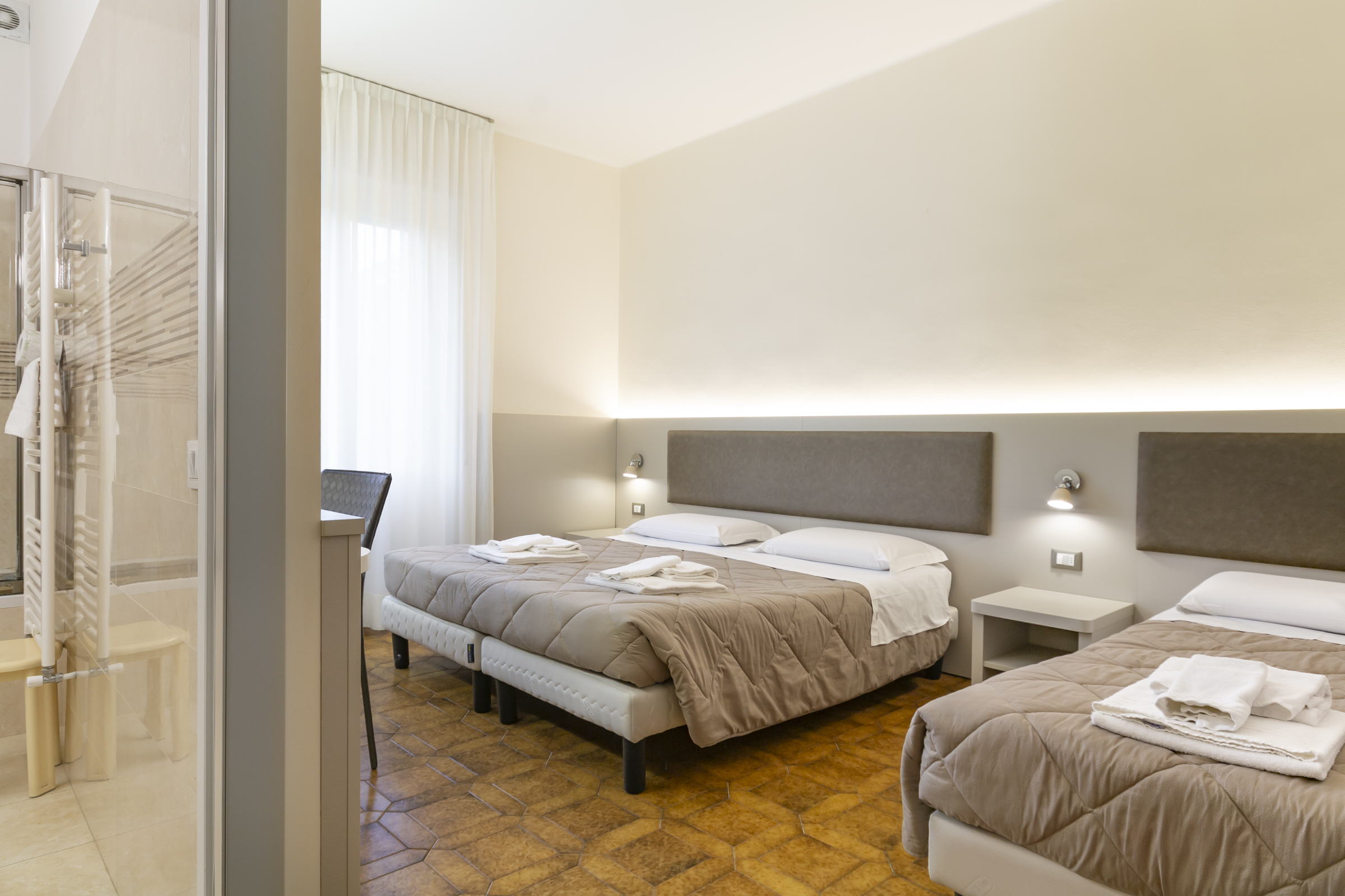 https://www.in-lombardia.it/sites/default/files/accomodation/gallery/203158/115313/224_tripla_contrasto_1.jpg