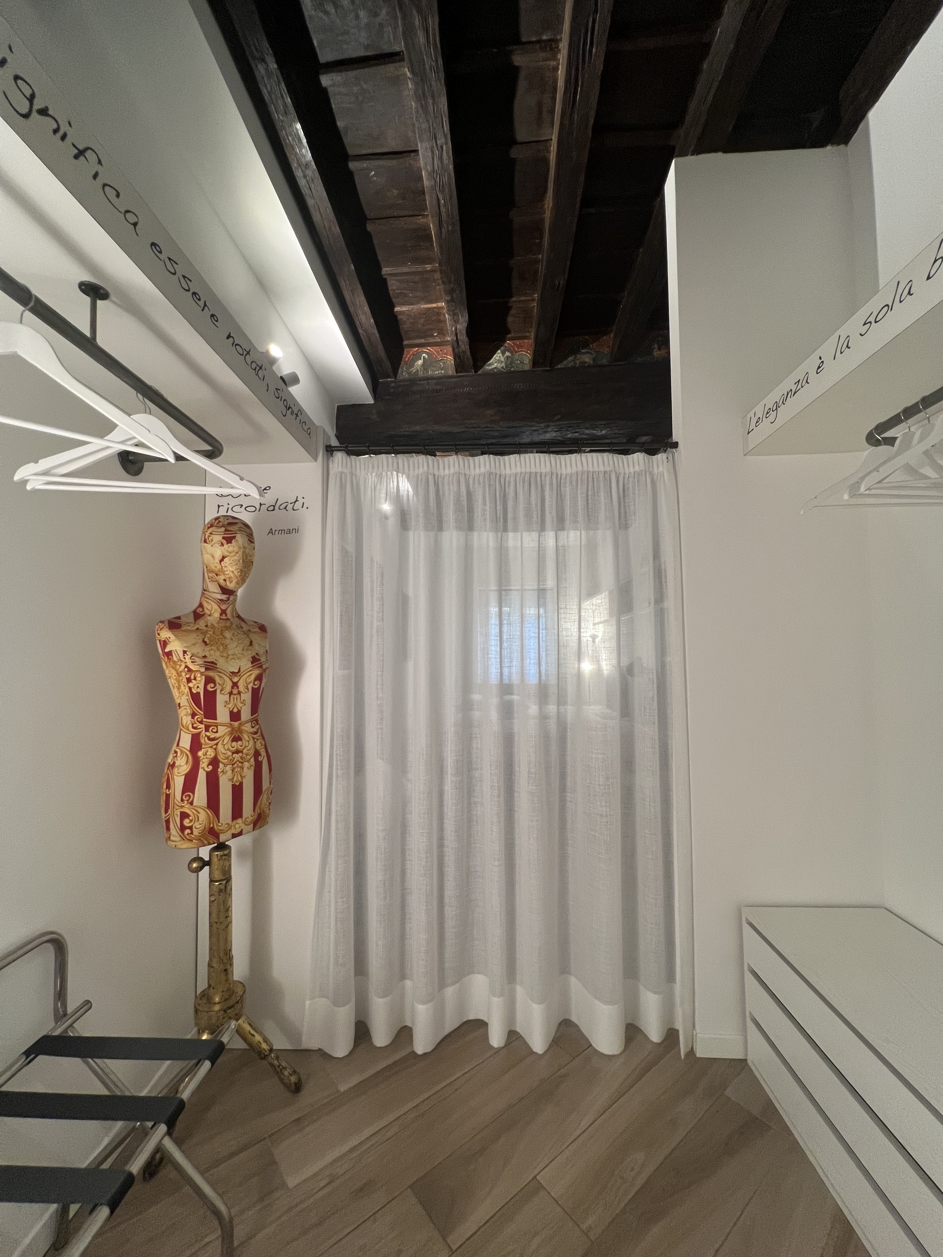 https://www.in-lombardia.it/sites/default/files/accomodation/gallery/218753/103522/24._guardaroba_interno_2.jpg