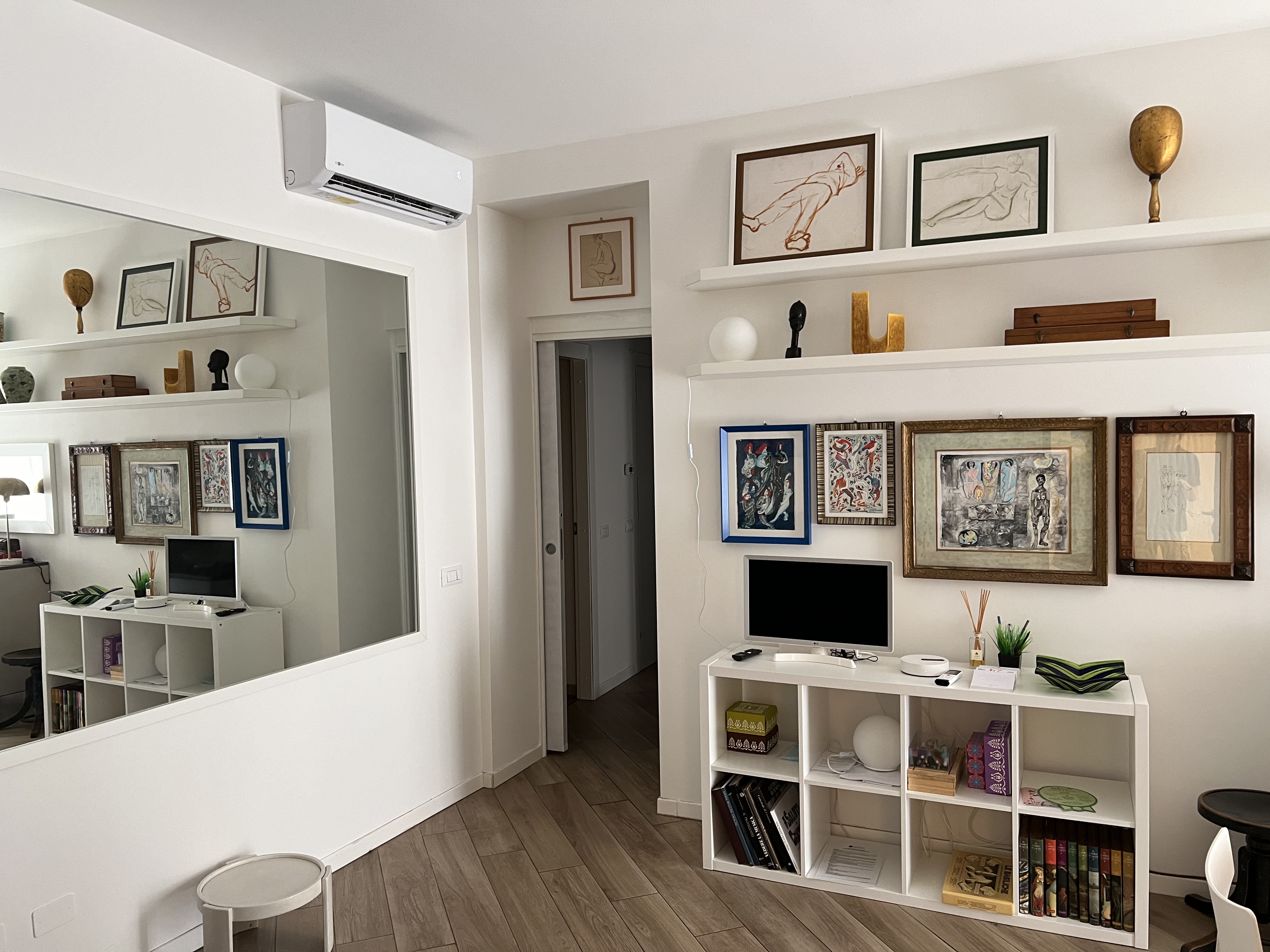 https://www.in-lombardia.it/sites/default/files/accomodation/gallery/218753/104350/2._soggiorno_ingresso.jpeg