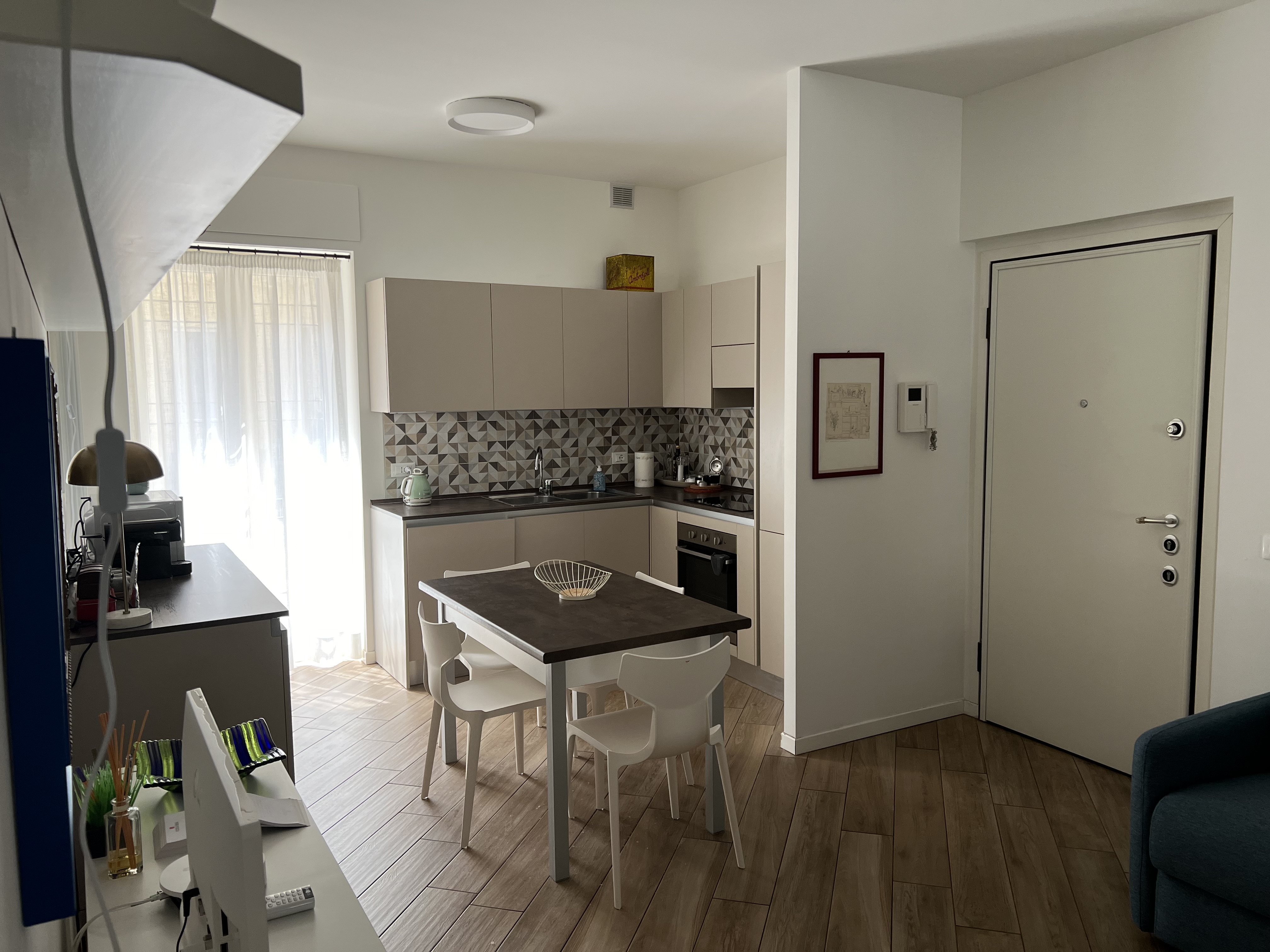 https://www.in-lombardia.it/sites/default/files/accomodation/gallery/218753/104351/3._soggiorno_tavolo_cucina.jpeg