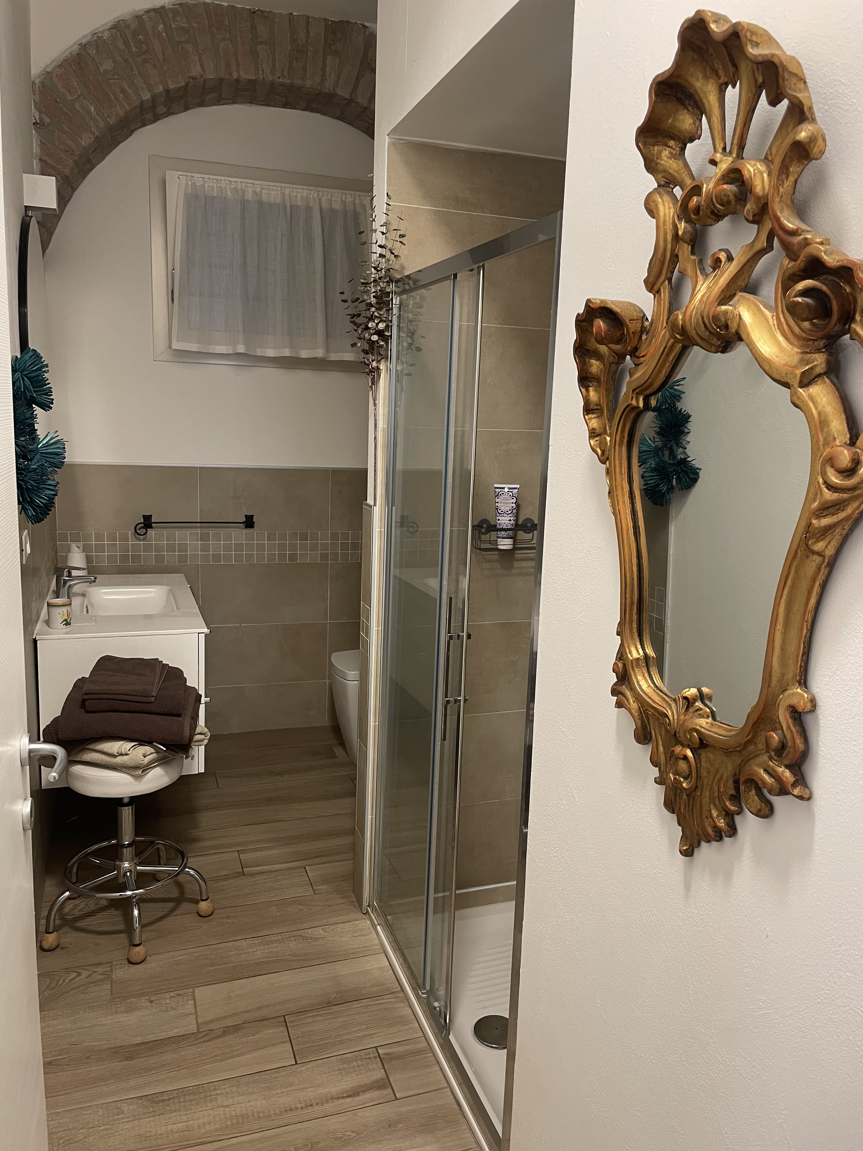 https://www.in-lombardia.it/sites/default/files/accomodation/gallery/218753/104357/12._bagno_1_panor.jpg