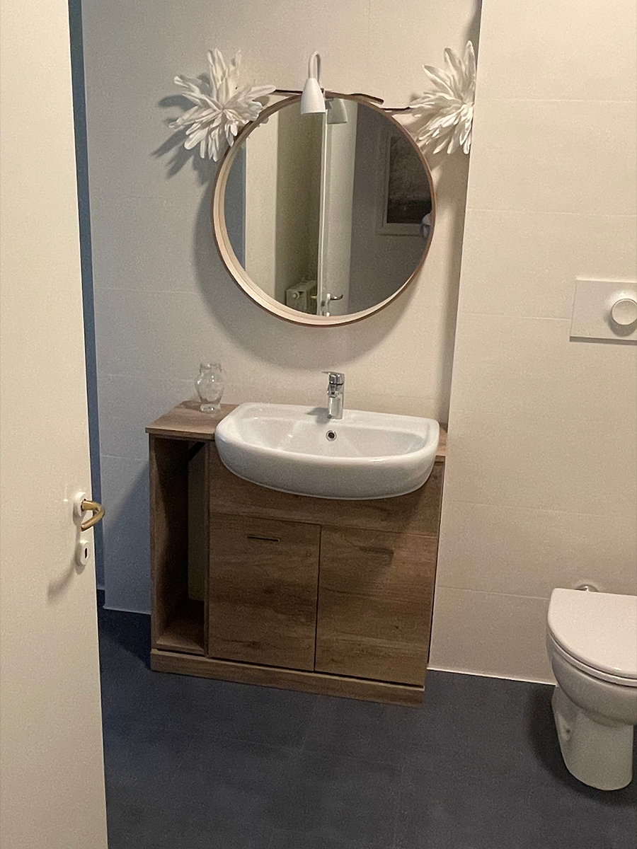 https://www.in-lombardia.it/sites/default/files/accomodation/gallery/228677/104582/11._bagno_1_lavandino.png