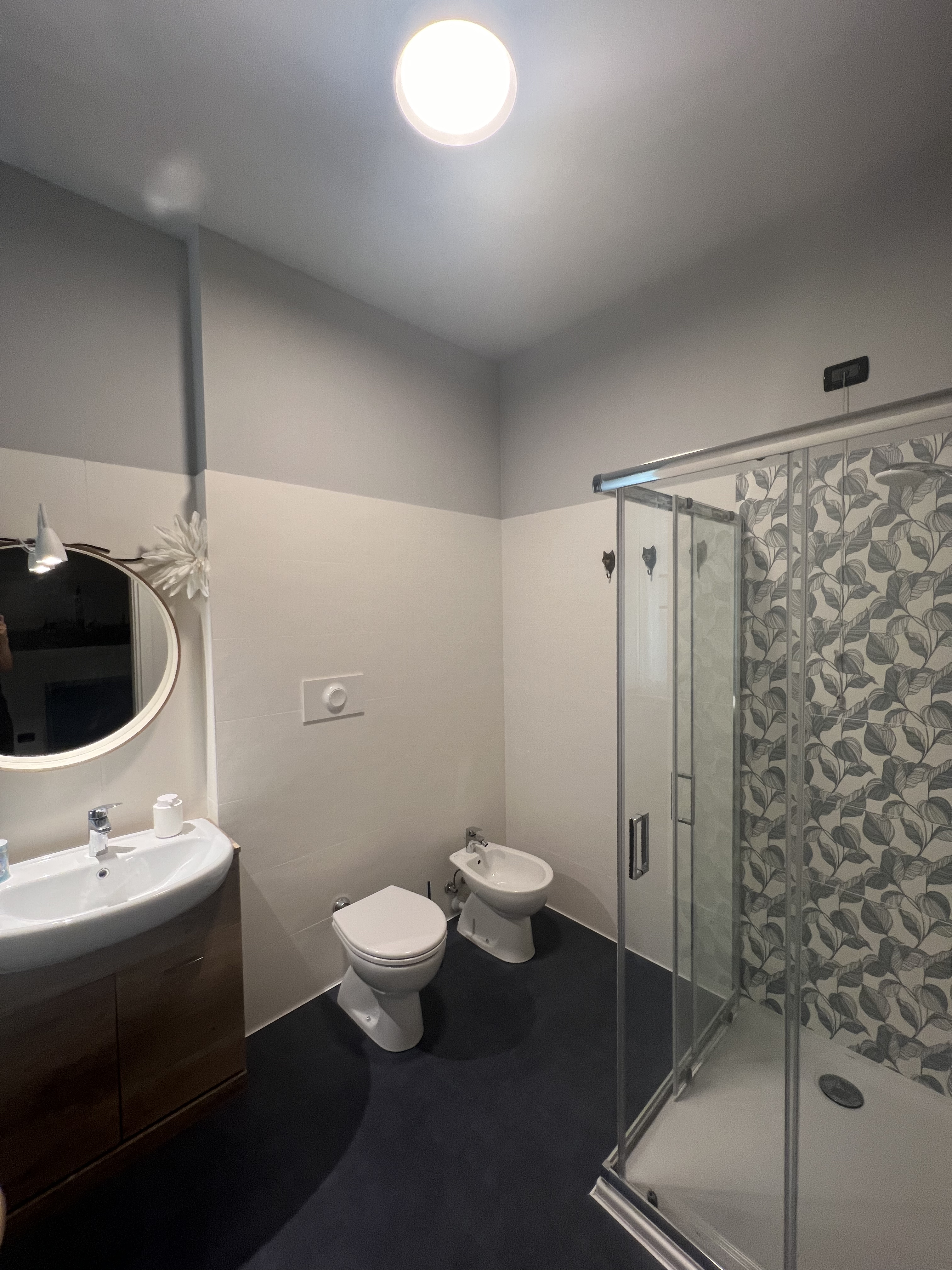 https://www.in-lombardia.it/sites/default/files/accomodation/gallery/228677/104585/14._bagno_1_doccia_sanitari.jpg