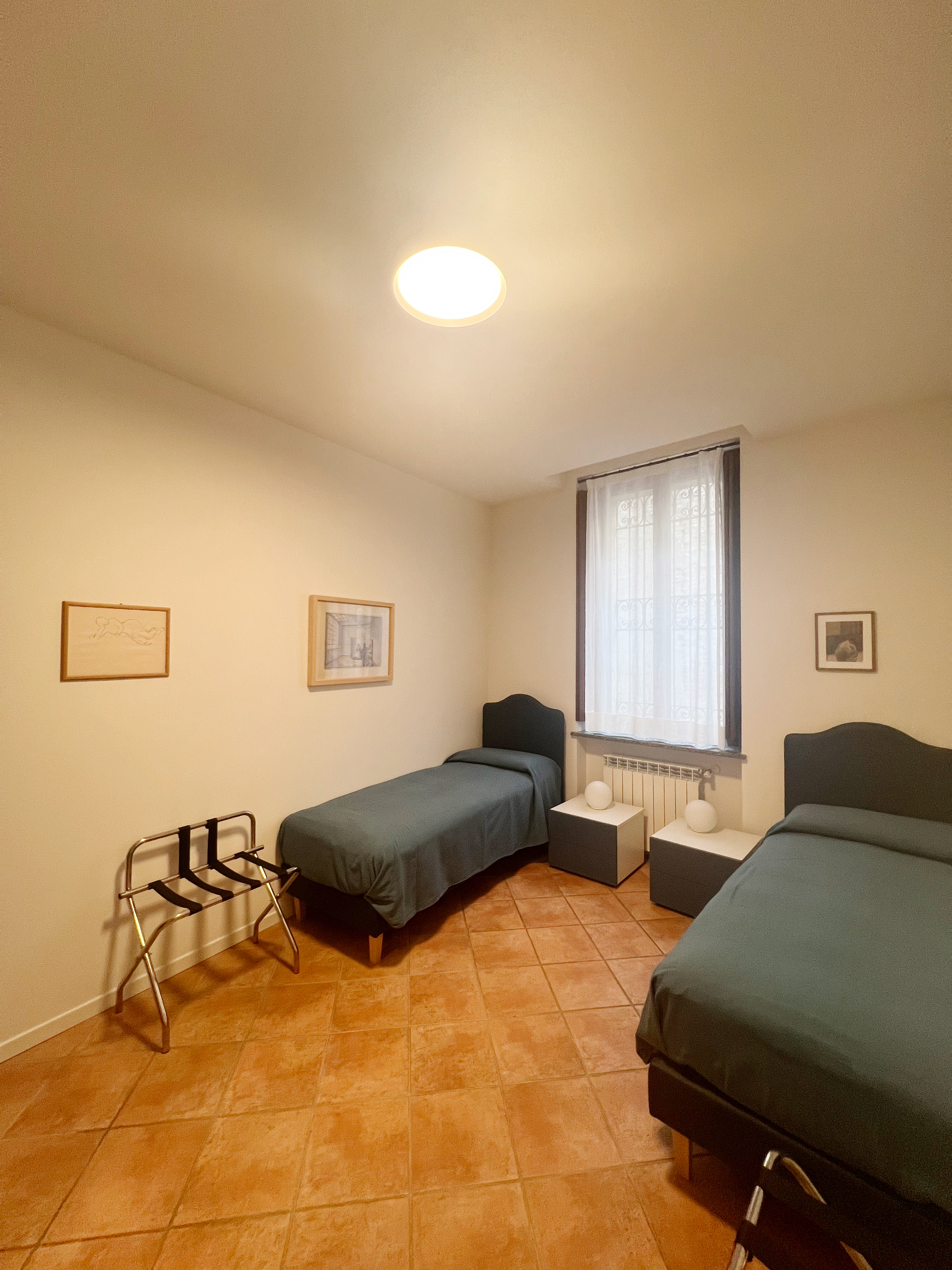 https://www.in-lombardia.it/sites/default/files/accomodation/gallery/228677/104587/18._camera_2_letti_separati_panor.jpg