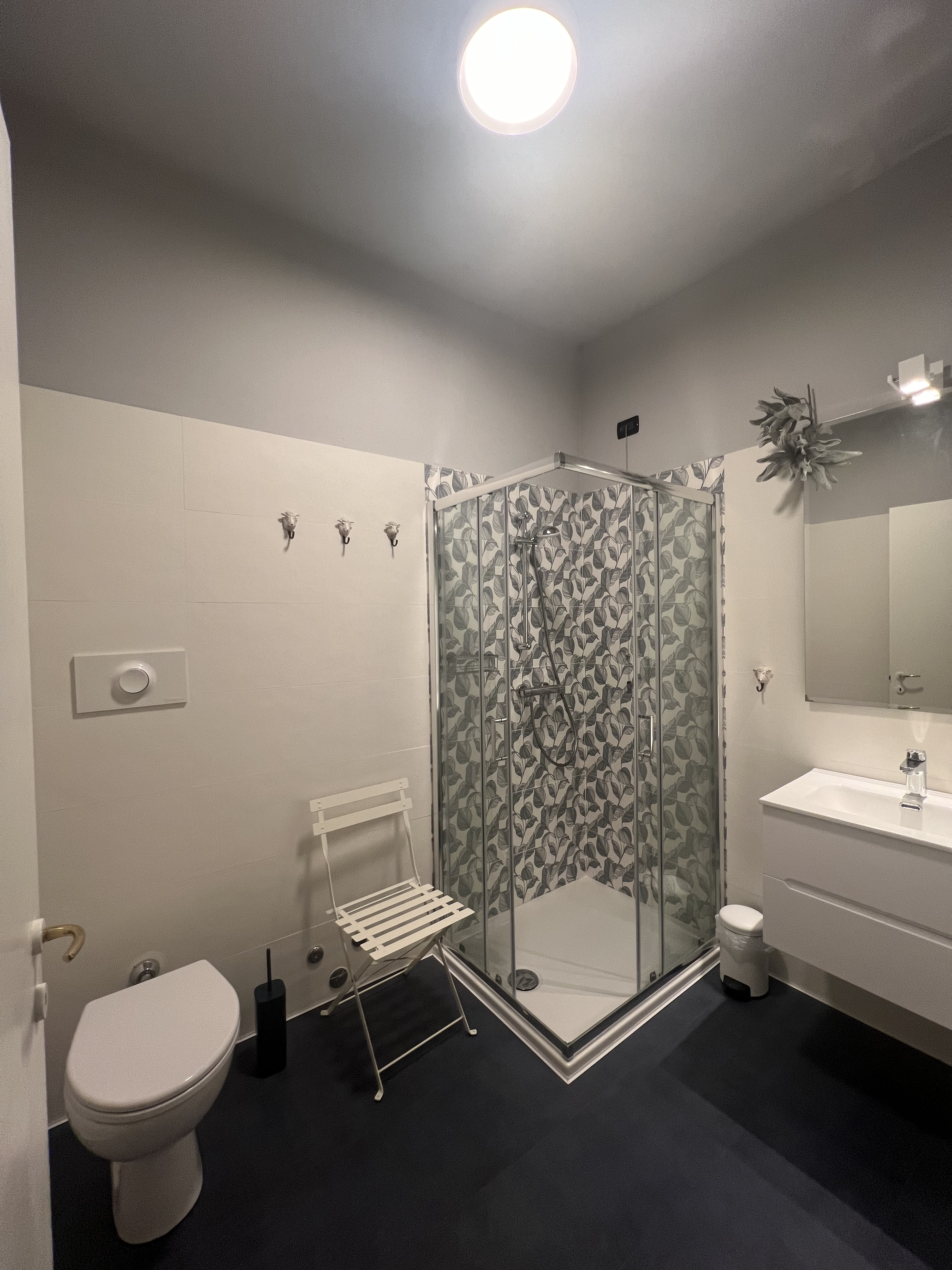 https://www.in-lombardia.it/sites/default/files/accomodation/gallery/228677/104590/22._bagno_2_doccia_sanitari.jpg