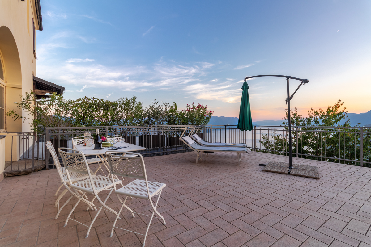 https://www.in-lombardia.it/sites/default/files/accomodation/gallery/235881/121493/37_24mc-24_8_9-casabellavistalagomaggiore-campagnano-esterni-1-5.jpg