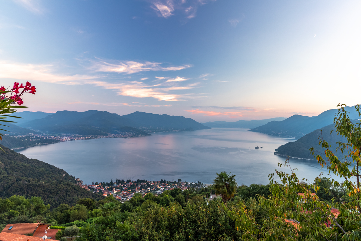 https://www.in-lombardia.it/sites/default/files/accomodation/gallery/235881/121495/40_24mc-24_8_9-casabellavistalagomaggiore-campagnano-esterni-1-2.jpg