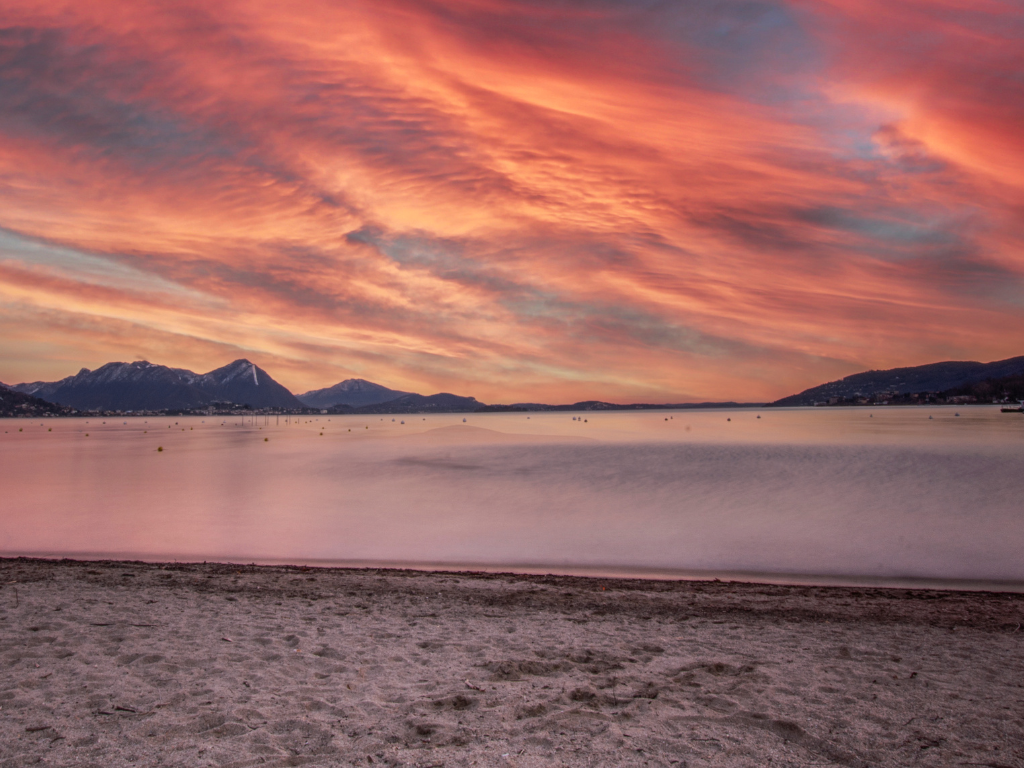 https://www.in-lombardia.it/sites/default/files/accomodation/gallery/235881/121507/tramonto_lago_maggiore.png