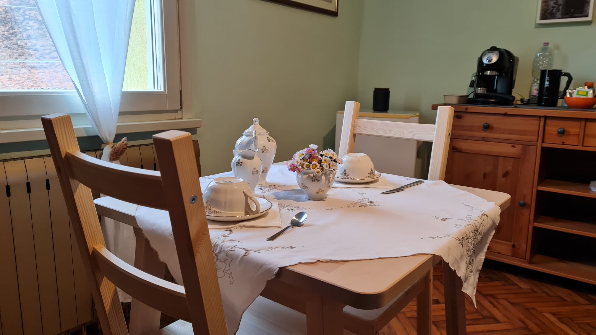 https://www.in-lombardia.it/sites/default/files/accomodation/gallery/262986/121459/stanza_breakfast.jpg