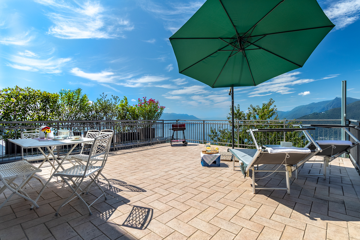 https://www.in-lombardia.it/sites/default/files/accomodation/images/235881/121494/11_24mc-24_8_9-casabellavistalagomaggiore-campagnano-esterni-1-14.jpg