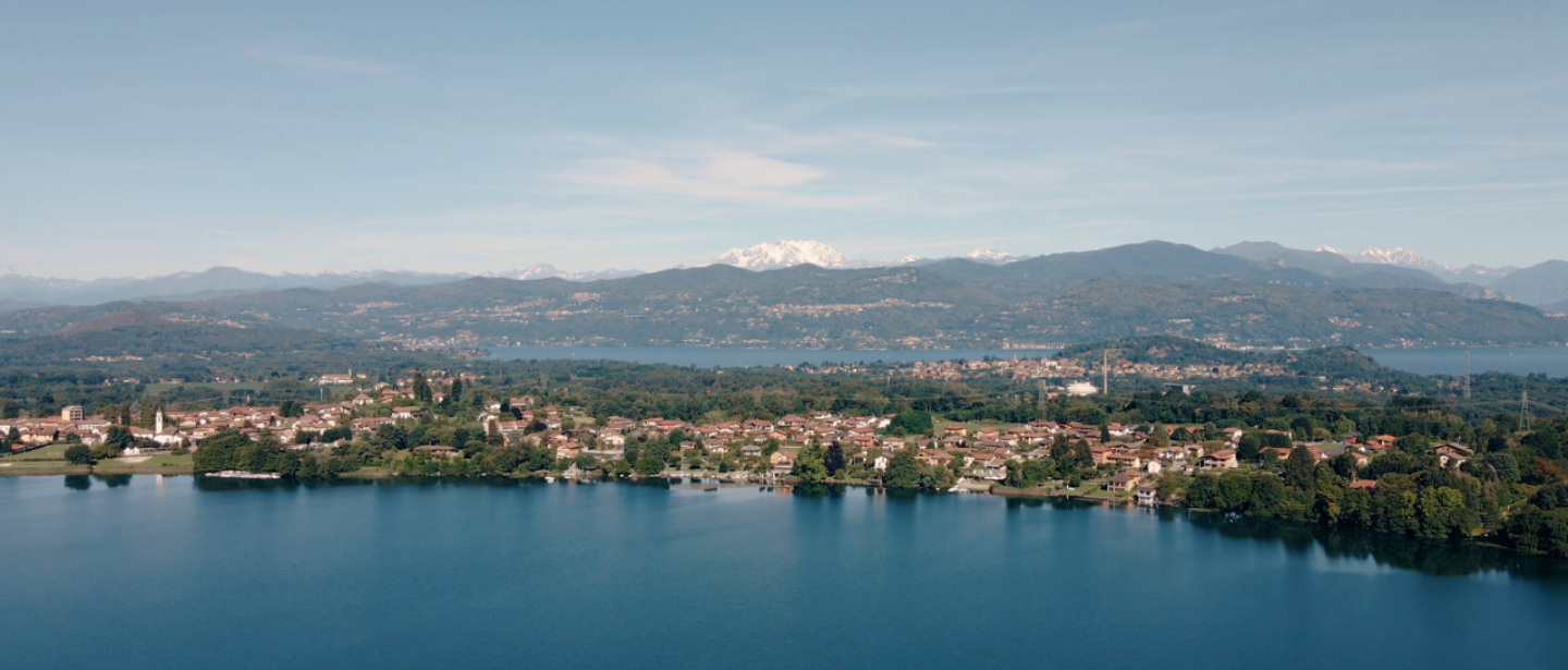 Paesaggio dal drone con foto del lago di Varese. Vista sul massiccio del Monte Rosa.