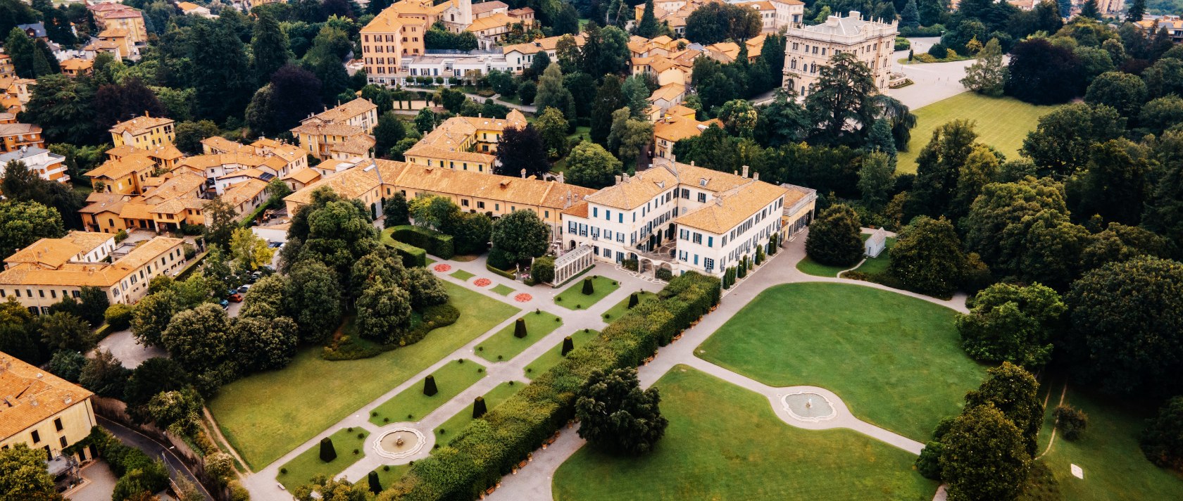 Vista aerea su Villa Panza e Ville Ponti