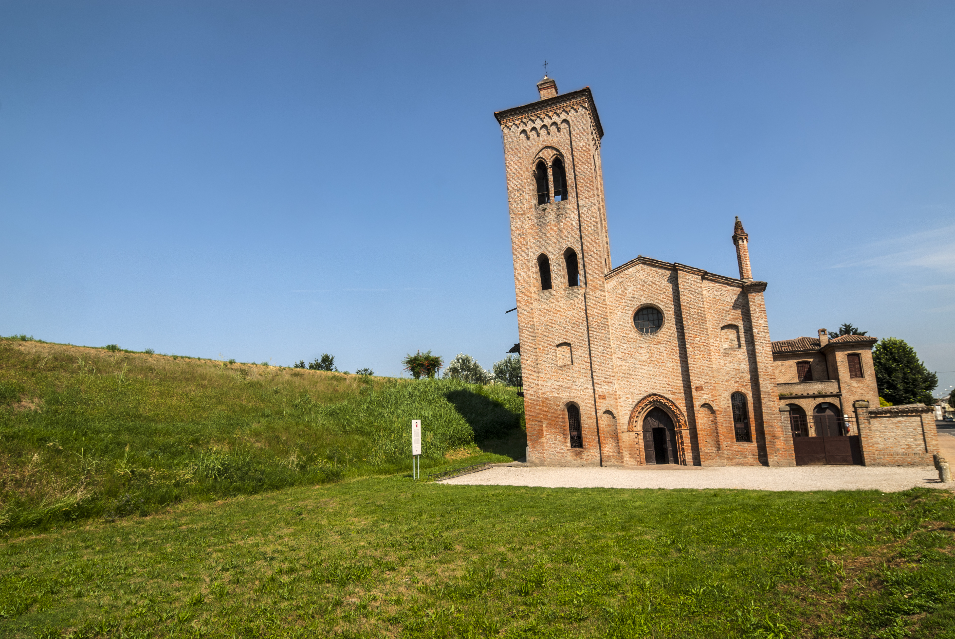 Toward the Rocca di Stellata, accompanied by the Po