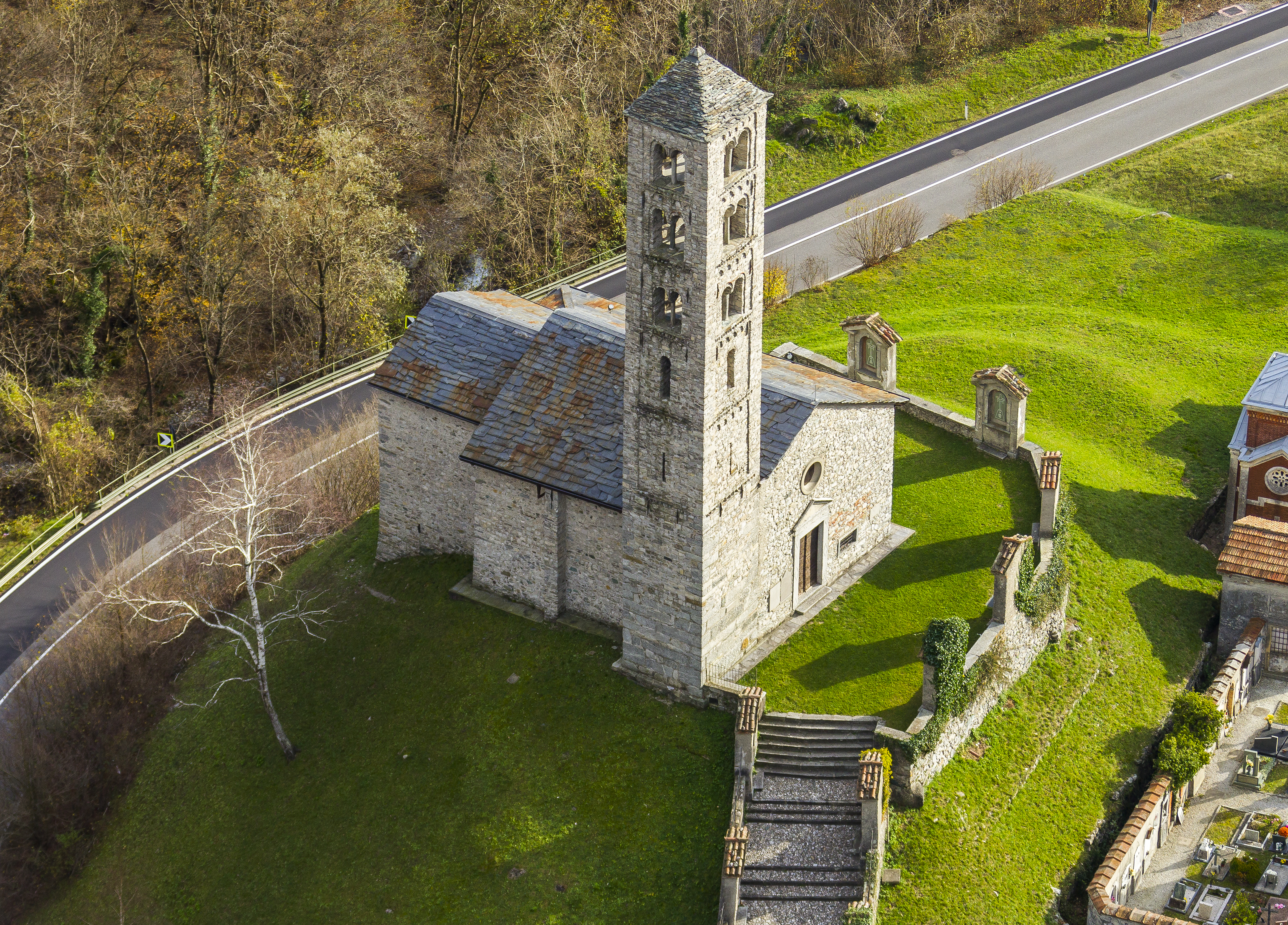 Chiesa romanica su un'altura