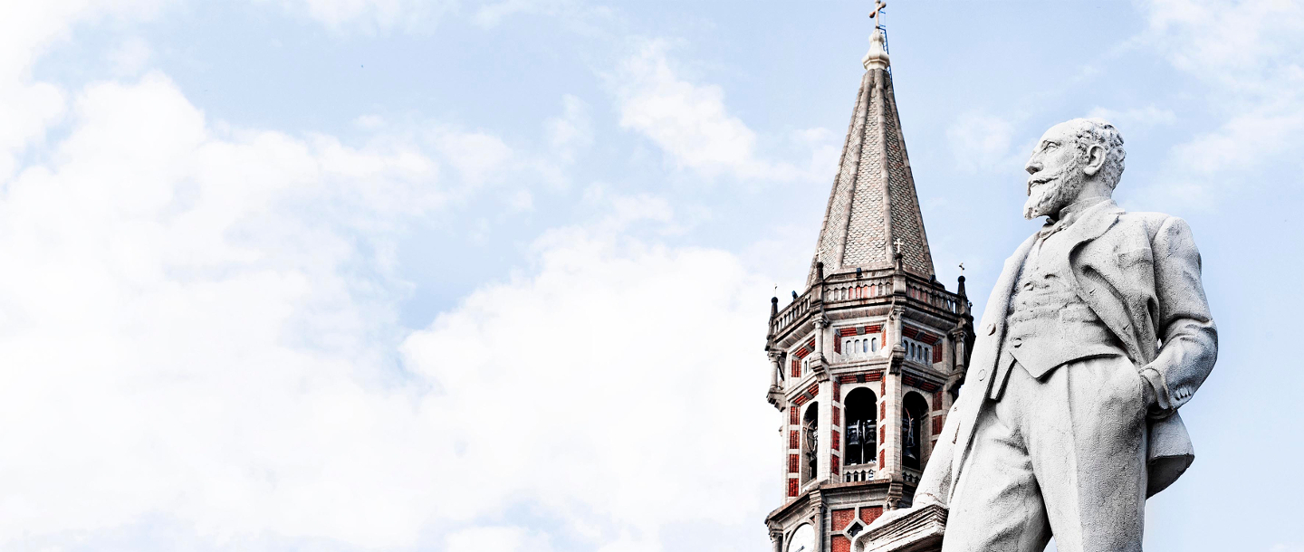 Particolare Campanile e statua di San Nicolò a Lecco.