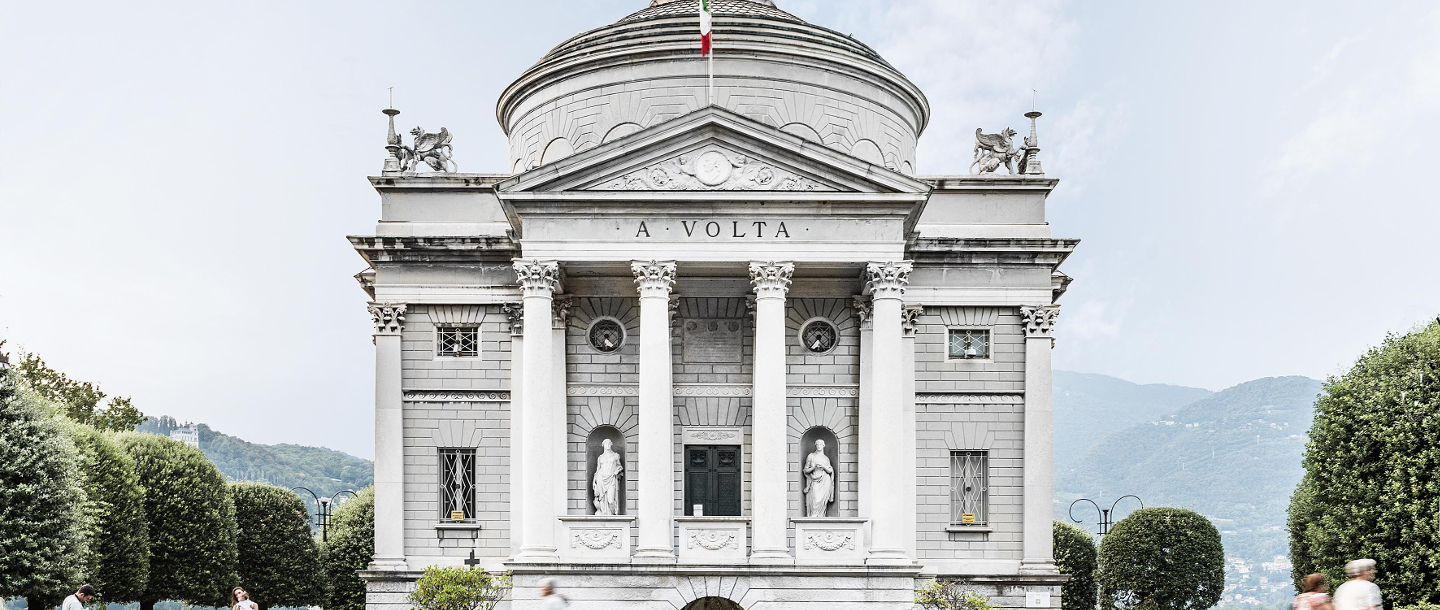 Facciata del Tempio Voltiano a Como.