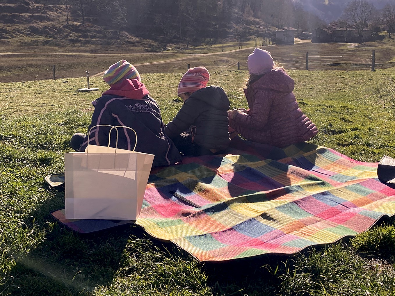 tre persone sul prato