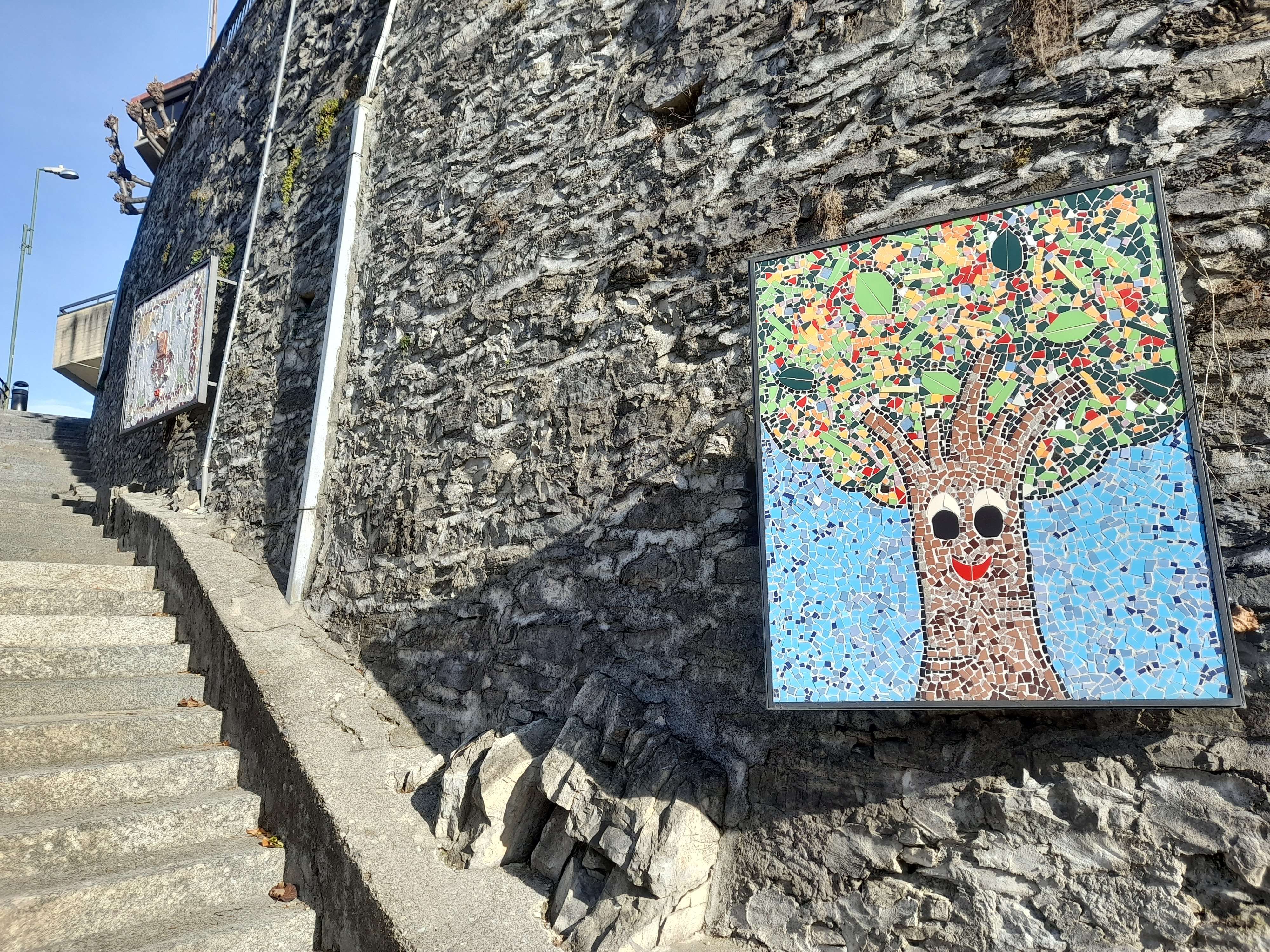 Mosaico appeso al muro