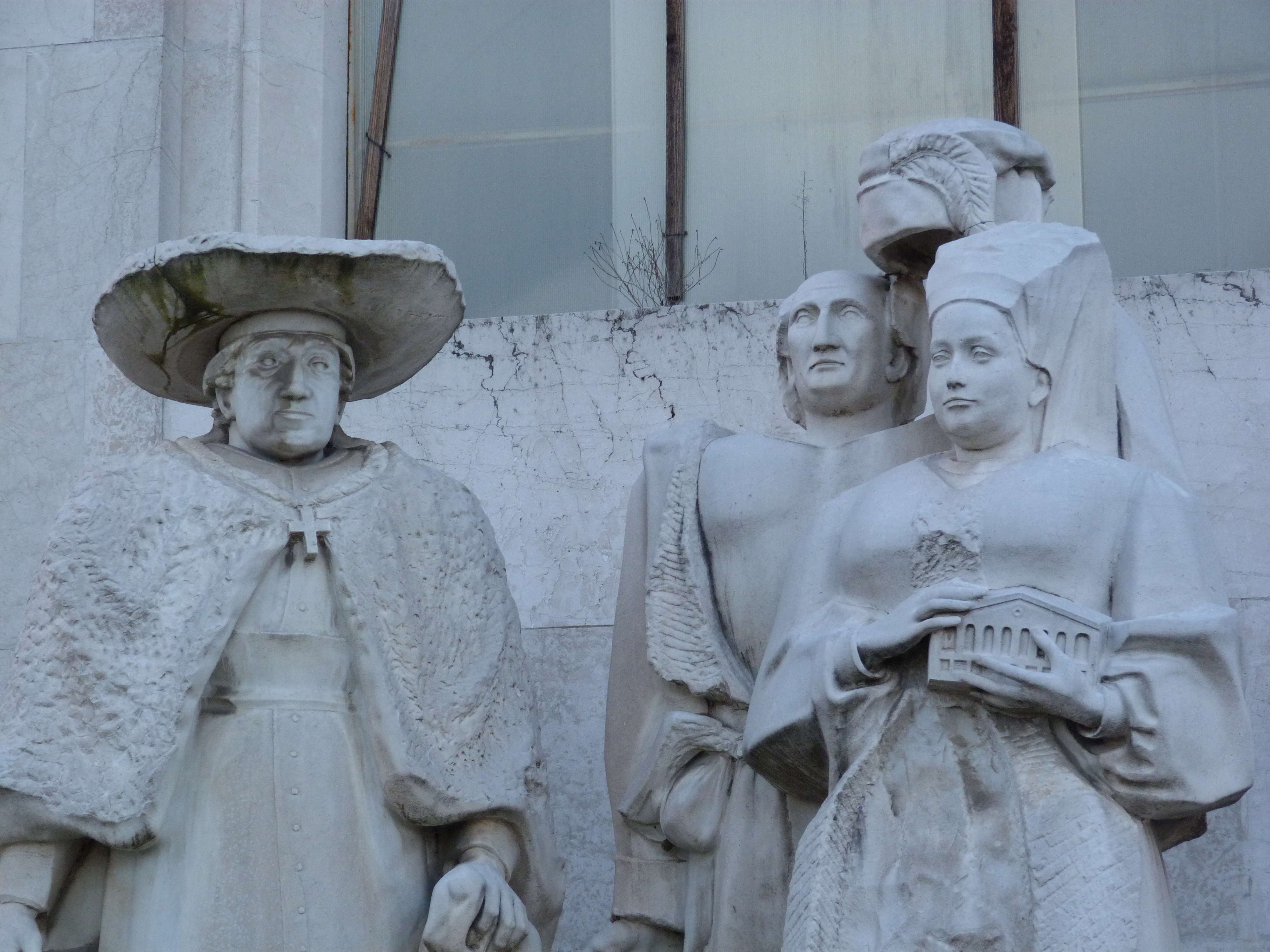 Ospedale di Niguarda, Gruppo  scultoreo di A. Martini "I Duchi Sforza e il Papa fondano la Ca' Granda"