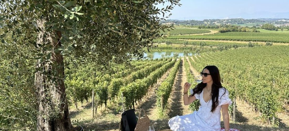 ragazza che fa picnic sul lago di Garda