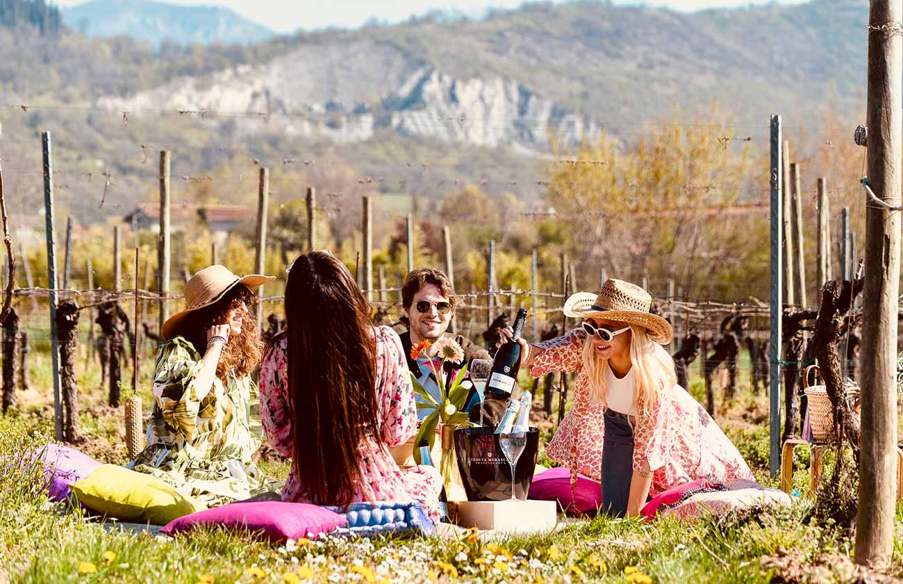 ragazze che fanno picnic in franciacorta