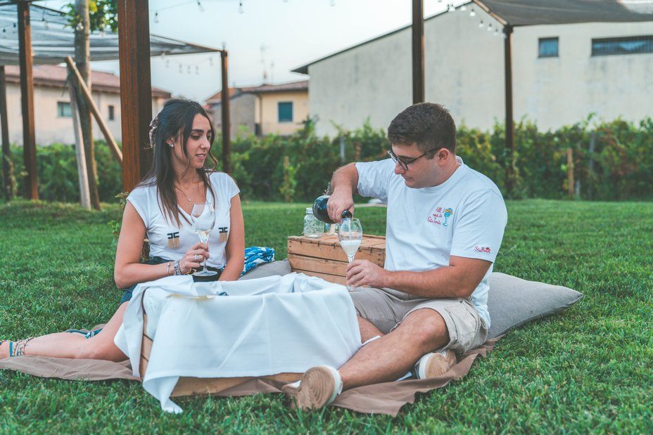 coppia che fa un picnic in franciacorta