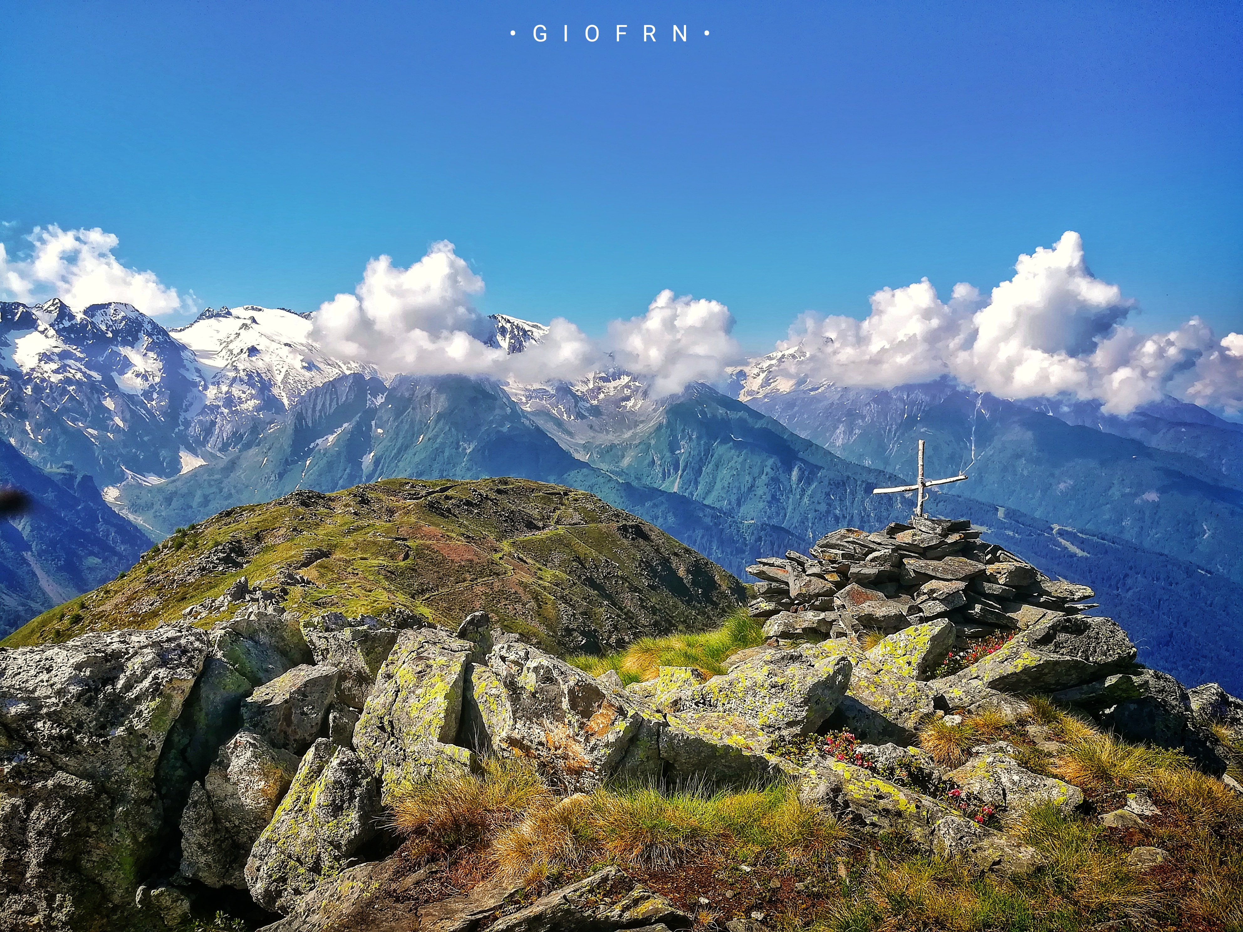 Vista dalla cima con croce di Vetta
