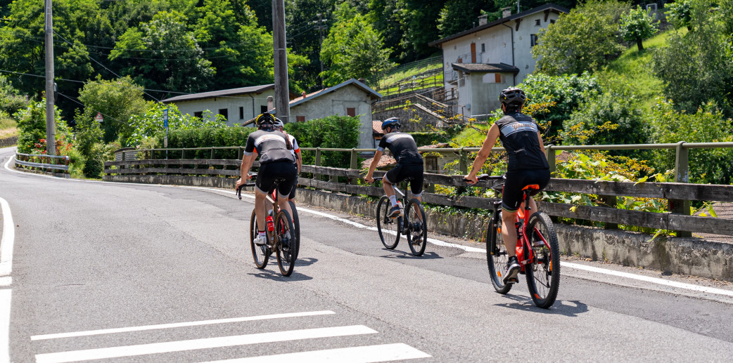 Ghisallo in bici - Lago di Como - Lombardia - ph: Museo del Ciclismo Madonna del Ghisallo