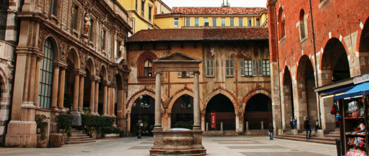 Piazza dei Mercanti e la galleria dei sussurri