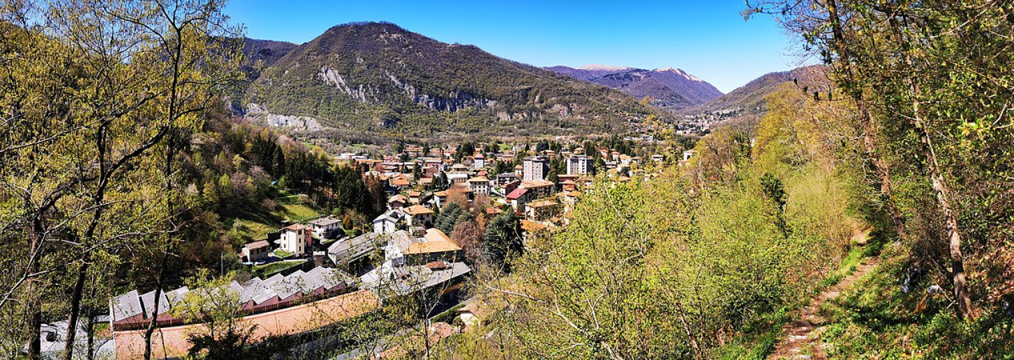 Ampia vista su Canzo percorrendo la Budreghera.