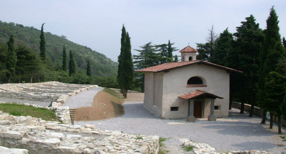Il castello e la chiesa di San Rocco - ph:visitlakeiseo.info
