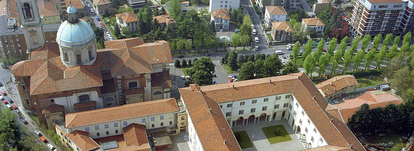 Vista dall'alto del Santuario della Beata Vergine Addolorata e del Collegio