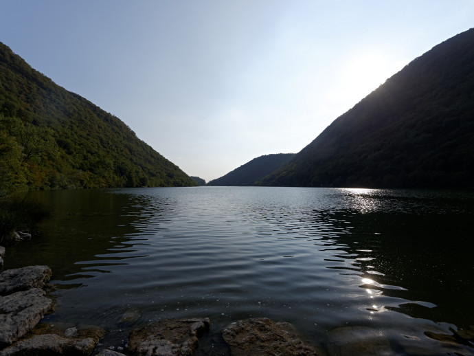 Le pendici del Monte Scioscia a destra e quelle del Cornizzolo a sinistra discendono nel Lago Segrino.