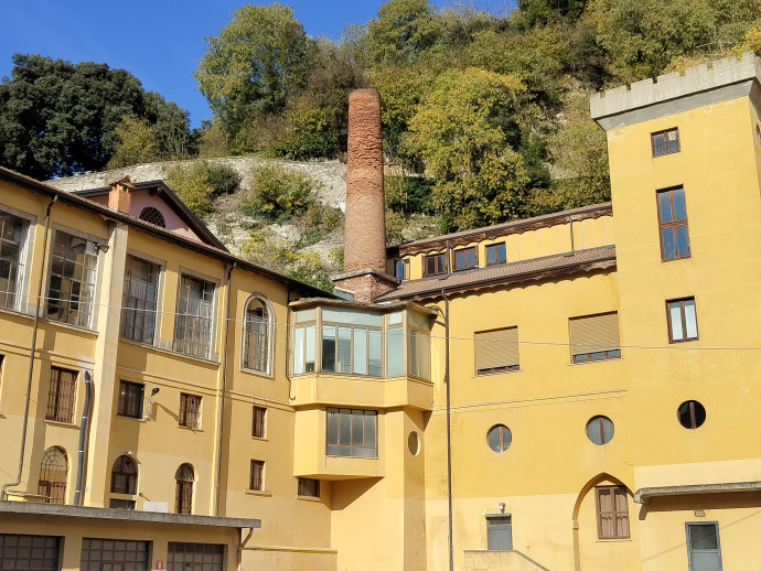 L'esterno della vecchia Filanda Verza con il camino ancora intatto.