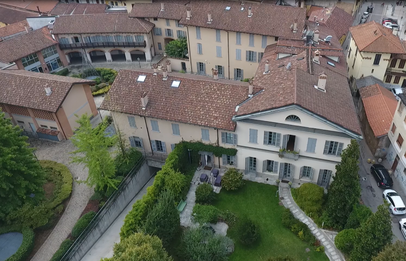 Vista dall'alto di Villa Medici Vidiserti e del Vicolo Pomè