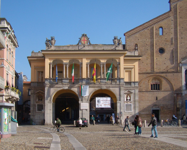 La loggia neoclassica di palazzo Broletto 