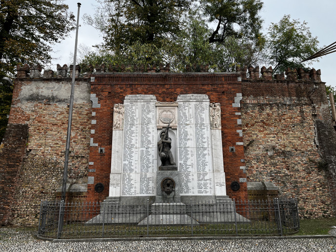 Remains of the ancient walls (war memorial) i 