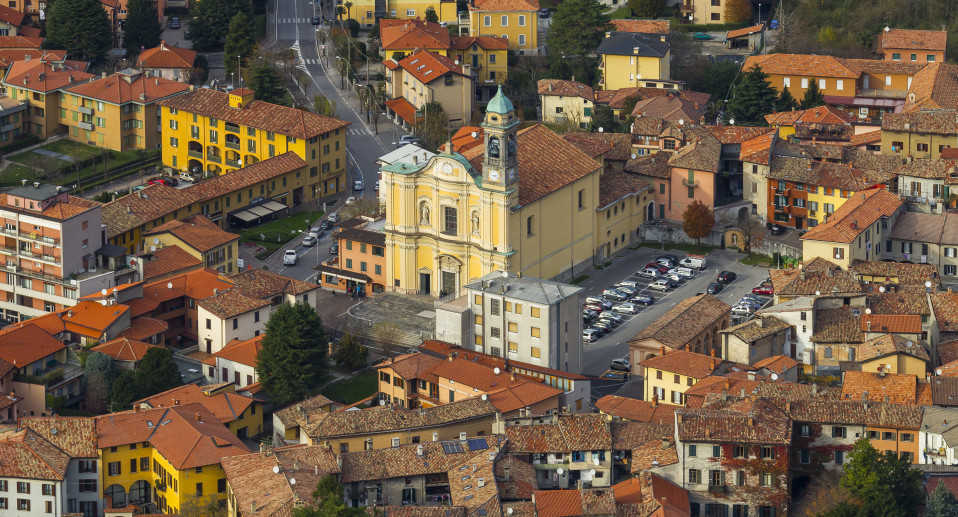 La Basilica di Santo Stefano in centro a Canzo circondata dalle abitazioni.