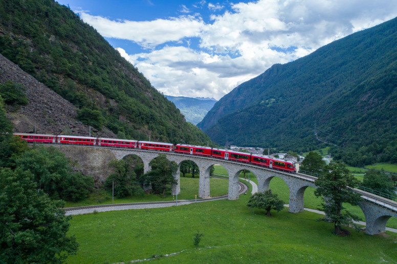 Le petit train rhetique entre Albula et Bernina