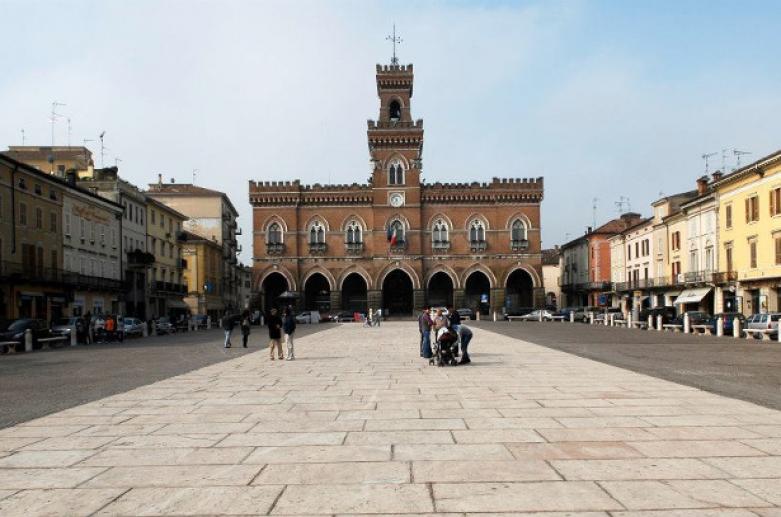 Piazza Garibaldi Casalmaggiore, Monumenti Cremona